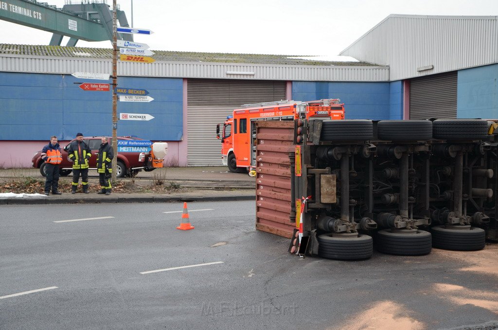 LKW umgestuerzt Niehler Hafen P085.JPG